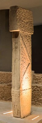 Gobekli_Tepe,_enclosure_D_stela._Şanlıurfa_Museum.jpg